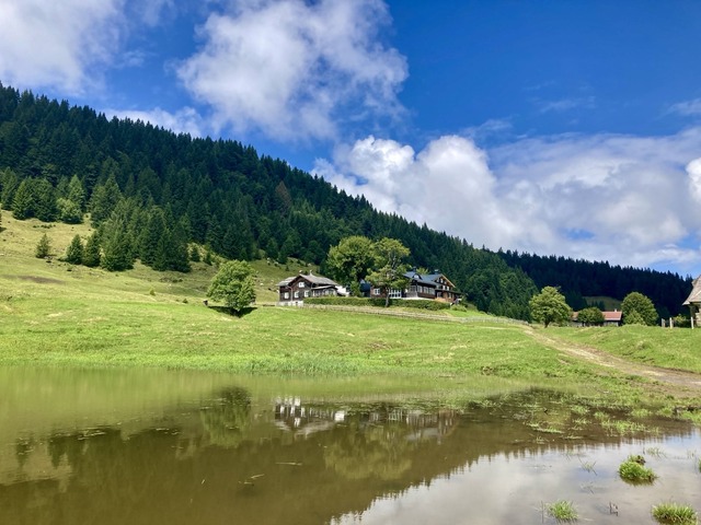 aelpele-von-unten-mit-halbem-see